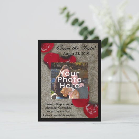 Rote Rose Petals on Sand Beach Wedding Save The Date (Stehend Vorderseite)
