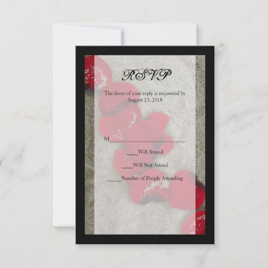 Rote Rose Petals on Sand Beach Wedding UAWG RSVP Karte (Vorderseite)