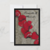 Rote Rose Petals on Sand Beach Wedding UAWG RSVP Karte (Rückseite)