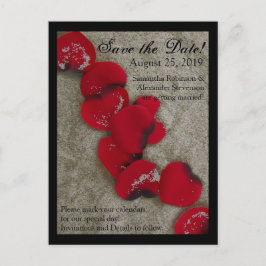 Rote Rose Petals Sand Beach Hochzeit Save the Date Ankündigungspostkarte