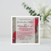 Rote Rose Petals, Sandstrand Hochzeit Einladung (Stehend Vorderseite)