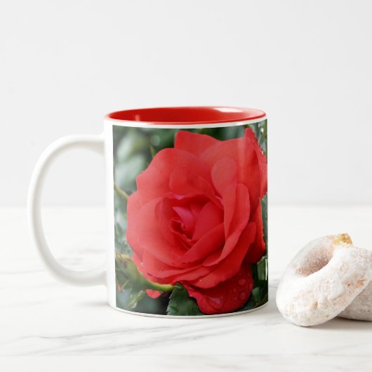 Rote Rose Raindrops Personalisiert Zweifarbige Tasse (Mit Donut)