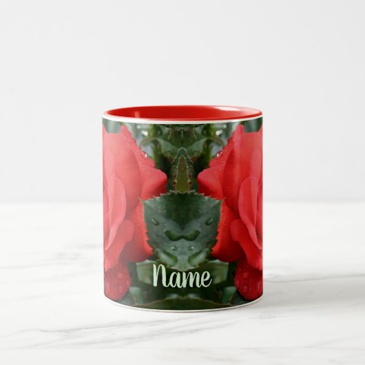 Rote Rose Raindrops Personalisiert Zweifarbige Tasse (Mittel)