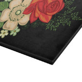 Rote Rose und Gänseblümchen vor schwarzem Hintergr Schneidebrett (Ecke)