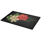 Rote Rose und Gänseblümchen vor schwarzem Hintergr Schneidebrett (Ecke)