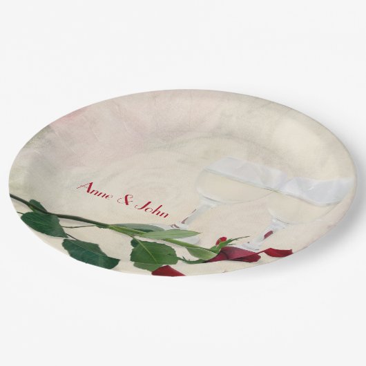 Rote Rose und Party für den Weinanbau Pappteller (Schrägansicht)