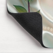 Rote Rose und Perlen auf Satin Mousepad (Ecke)
