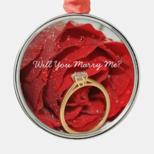 Rote Rose und Ringverzierung Silbernes Ornament