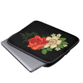 Rote Rose und schwarzer Hintergrund Laptopschutzhülle (Vorne Knopf)