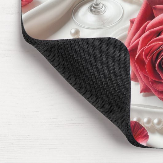 Rote Rose und Wein auf weißem Satin Mousepad (Ecke)