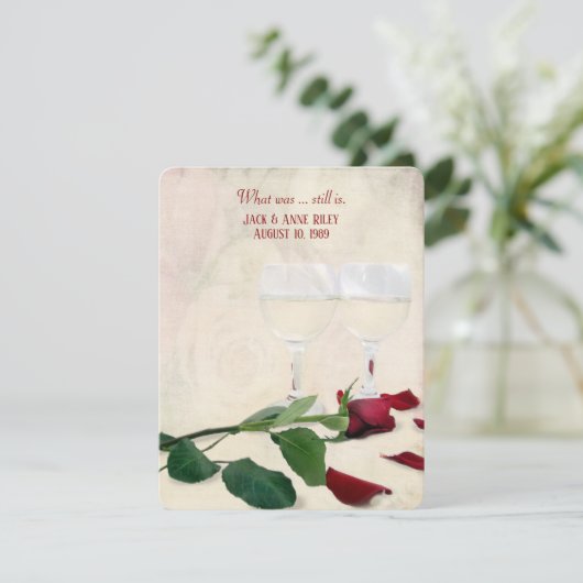 rote Rose und Weinjubiläum Party Einladung (Stehend Vorderseite)