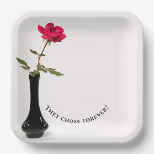 rote Rose von Singles in schwarzer Vase Pappteller