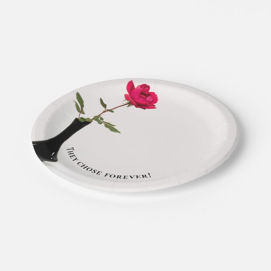 rote Rose von Singles in schwarzer Vase Pappteller (Schrägansicht)