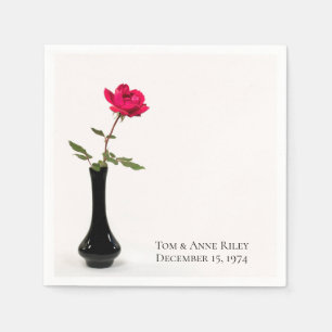 rote Rose von Singles in schwarzer Vase Serviette