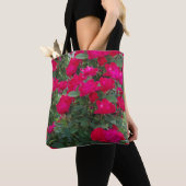 Rote Rosen (2) über den gesamten Totbeutel Tasche (Von Nahem)