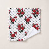 Rote Rosen auf einem Polka Dot Hintergrund. Badhandtuch Set (Waschlappen)