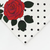 Rote Rosen auf einem Polka Dot Hintergrund. Fleecedecke (Ecke)