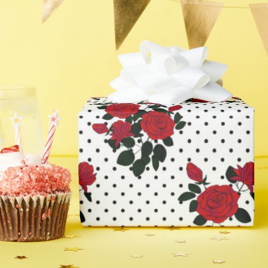 Rote Rosen auf einem Polka Dot Hintergrund. Geschenkpapier (Geburtstagsparty)