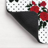 Rote Rosen auf einem Polka Dot Hintergrund. Mousepad (Ecke)