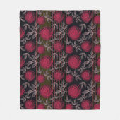 Rote Rosen auf schwarz. Fleecedecke (Vorderseite)