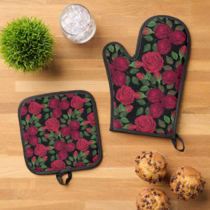 Rote Rosen auf schwarz. Ofenhandschuh & Topflappen-Set