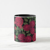 Rote Rosen auf schwarz. Tasse (Zentrum)