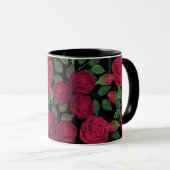 Rote Rosen auf schwarz. Tasse (VorderseiteRechts)