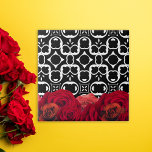 Rote Rosen auf Schwarz-Weiß-Geometrie Fliese<br><div class="desc">Elegantes,  blumengeschmücktes Fliesendesign mit rote Rosen in geometrischen Schwarzweißmustern.</div>
