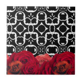 Rote Rosen auf Schwarz-Weiß-Geometrie Fliese (Vorderseite)