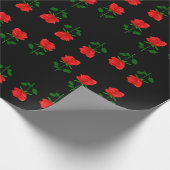 Rote Rosen auf Schwarzem Geschenkpapier (Ecke)