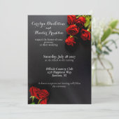 Rote Rosen auf schwarzer eleganter Hochzeit Einladung (Stehend Vorderseite)