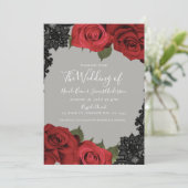 Rote Rosen & Black Lace Gray Chic Wedding Einladung (Stehend Vorderseite)