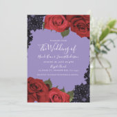Rote Rosen & Black Lace Lila Chic Wedding Einladung (Stehend Vorderseite)