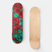 Rote Rosen Blassgrüne Blätter Skateboard (Vorderseite)