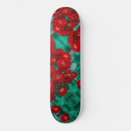 Rote Rosen Blassgrüne Blätter Skateboard