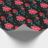 Rote Rosen blühen auf schwarzem Papier Geschenkpapier (Ecke)