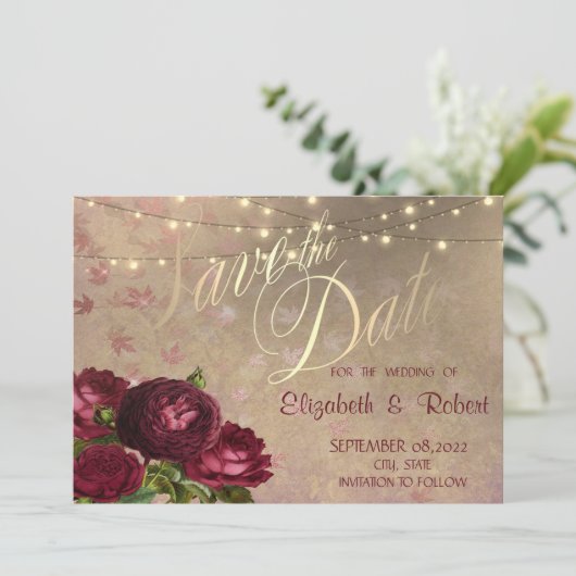 Rote Rosen, die Blätter mit String-Lights füllen Save The Date (Stehend Vorderseite)