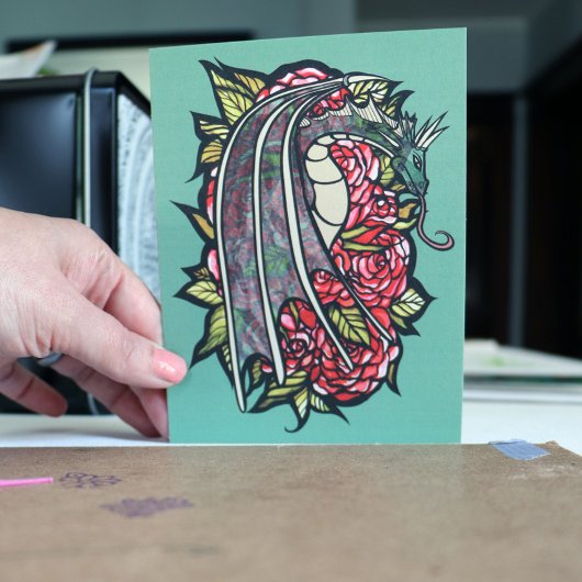 Rote Rosen Drachenkunst Postkarte