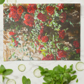 Rote Rosen gegen eine Steinmauer Geschirrtuch (Gefaltet)