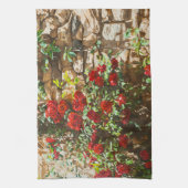 Rote Rosen gegen eine Steinmauer Geschirrtuch (Vertikal)