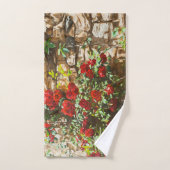 Rote Rosen gegen eine Steinmauer Handtuch (Handtuch)