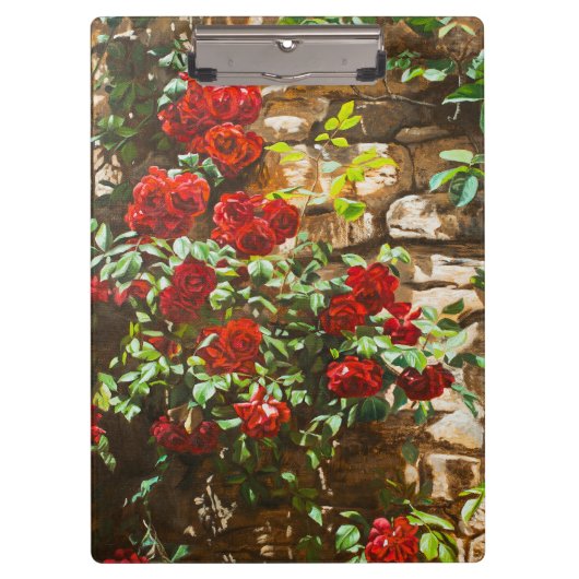 Rote Rosen gegen eine Steinmauer Klemmbrett (Vorderseite)