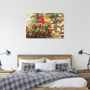 Rote Rosen gegen eine Steinmauer Leinwanddruck
