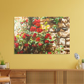 Rote Rosen gegen eine Steinmauer Leinwanddruck (Insitu (Wohnzimmer))