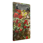 Rote Rosen gegen eine Steinmauer Mini Klemmbrett (Schrägansicht)