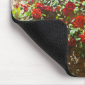 Rote Rosen gegen eine Steinmauer Mousepad (Ecke)