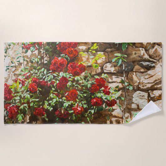 Rote Rosen gegen eine Steinmauer Strandtuch (Vorderseite)