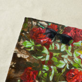 Rote Rosen gegen eine Steinmauer Strandtuch (Beispiel)