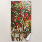 Rote Rosen gegen eine Steinmauer Strandtuch (Vorderseite)