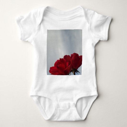 Rote Rosen gegen einen hellen blauen Himmel Baby Strampler (Vorderseite)